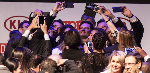 Moro foi assediado para selfies durante premiação em São Paulo - Diego Padgurschi /Folhapress