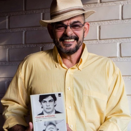 O ativista João W. Nery, morto em 2018, em foto com seu livro "Viagem Solitária" - Tatá Barreto/Divulgação