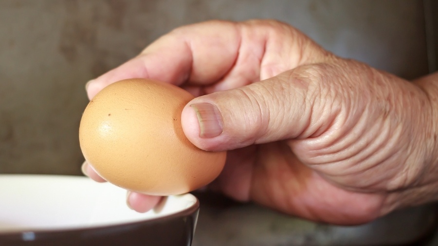 Quebrar o ovo na borda da tigela é mesmo uma boa ideia? - Getty Images/iStockphoto