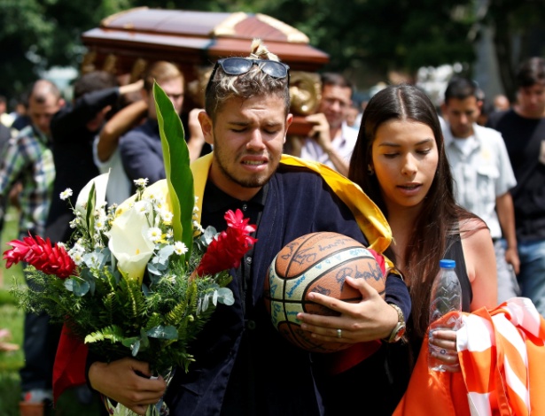 29.abr.2017 - Amigos comparecem a funeral de Juan Pablo Pernalete, estudante que morreu durante protesto contra o governo de Nicolás Maduro em Caracas, Venezuela - Carlos Garcia Rawlins/Reuters