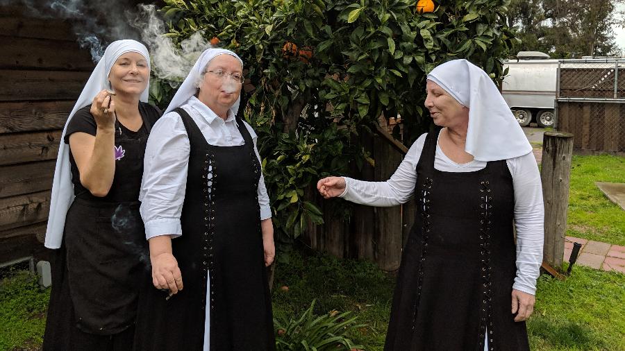 Da esq. para a dir., as irmãs Alice, Sierra e Kate, do Sisters of the Valley, na Califórnia - Fernanda Ezabella/UOL