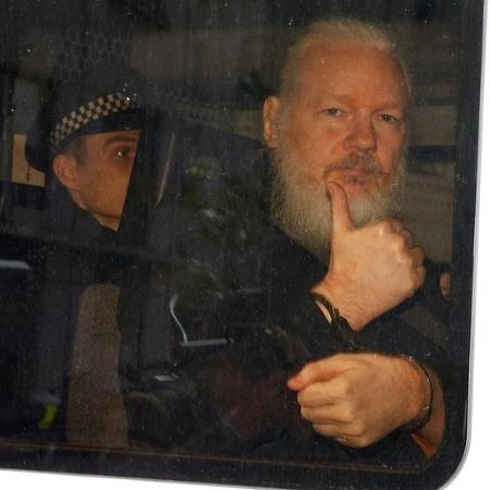 Assange, ao ser preso em abril na última na embaixada equatoriana em Londres - Reuters