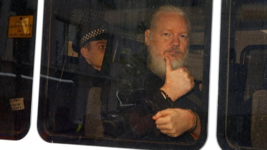 Assange foi preso na última quinta-feira na embaixada equatoriana em Londres - Reuters