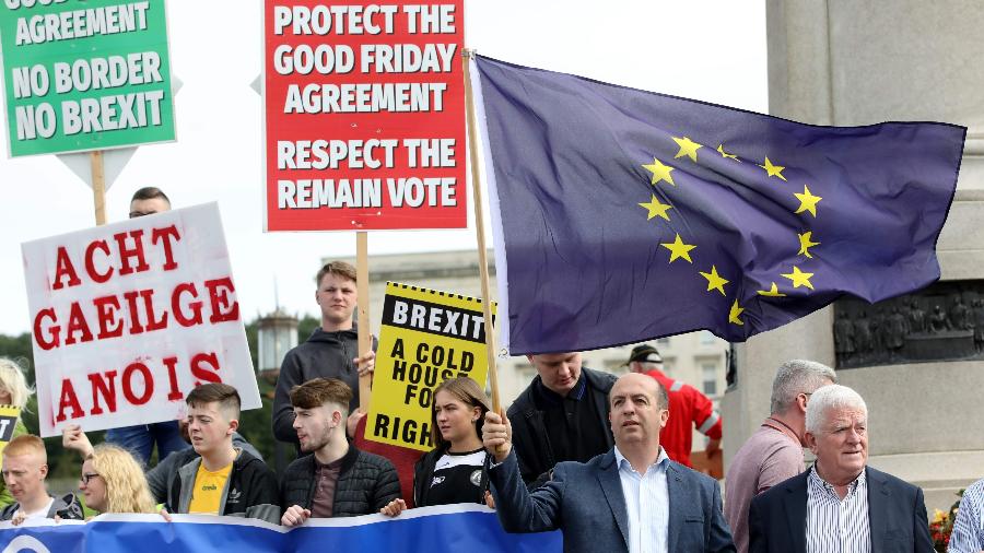 Manifestantes anti-Brexit protestam durante visita de Boris Johnson a Belfast, na Irlanda do Norte - Paul Faith/AFP