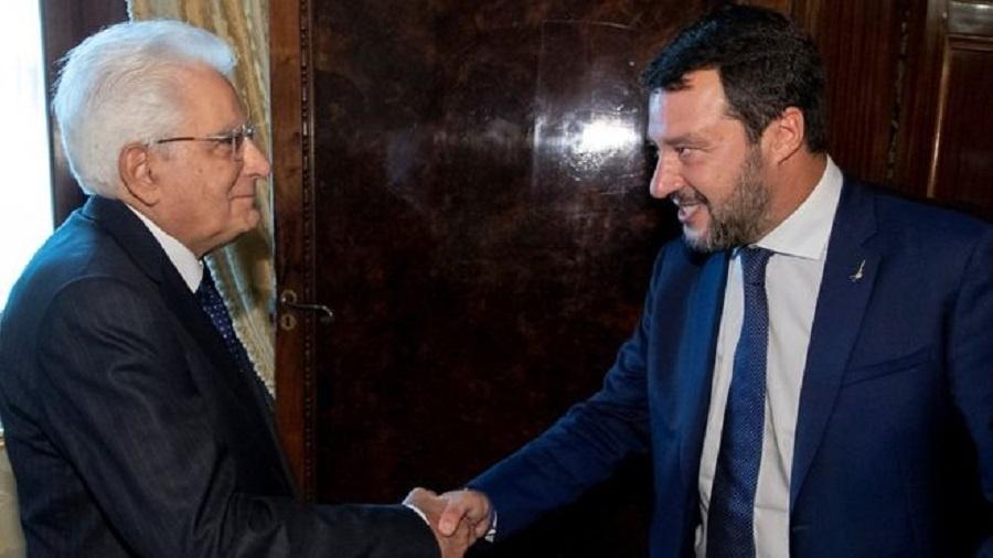 Presidente italiano Sergio Mattarella (esq) cumprimenta Matteo Salvini (dir), que tinha a expectativa de ascender ao poder convocando eleições antecipadas - Reuters