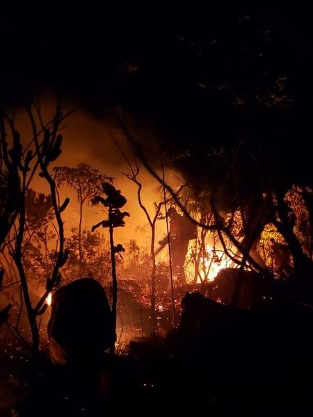 Homem trabalha em área atingida por fogo na Chapada dos Veadeiros - ICMBio/CBM-GO/Rede Contra Fogo
