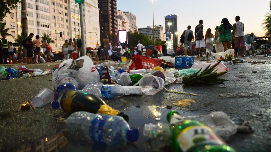Lixo acumulado após Réveillon no Rio de Janeiro - Estadão Conteúdo