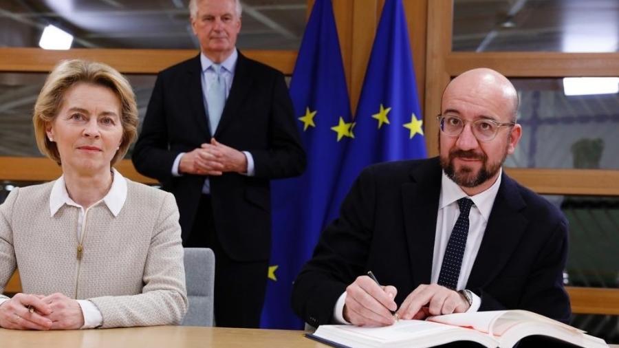 24.jan.2020 - Os presidentes da Comissão Europeia, Ursula von der Leyen, e do Conselho Europeu, Charles Michel, assinam o acordo do Brexit - Reprodução/Twitter/Charles Michel