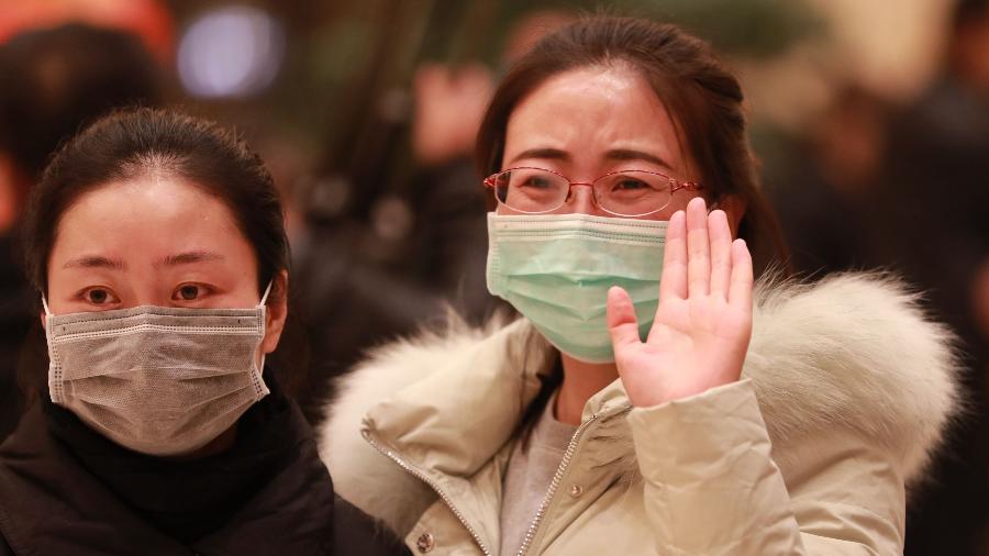 04.fev.2020 - Familiar se despede de time médico que partiu para Wuhan, epicentro do coronavírus na China - Du Zheyu/Xinhua