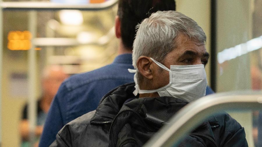Homem viaja de máscara no metrô de São Paulo - Bruno Rocha/Fotoarena/estadão Conteúdo