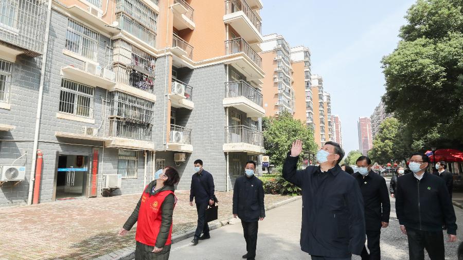 Presidente da China, Xi Jinping, acena para moradores que estão em isolamento em Wuhan - XINHUA