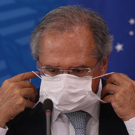 18.mar.2020 - De máscara, ministro Paulo Guedes (Economia) participa de coletiva sobre o novo coronavírus - Pedro Ladeira/Folhapress