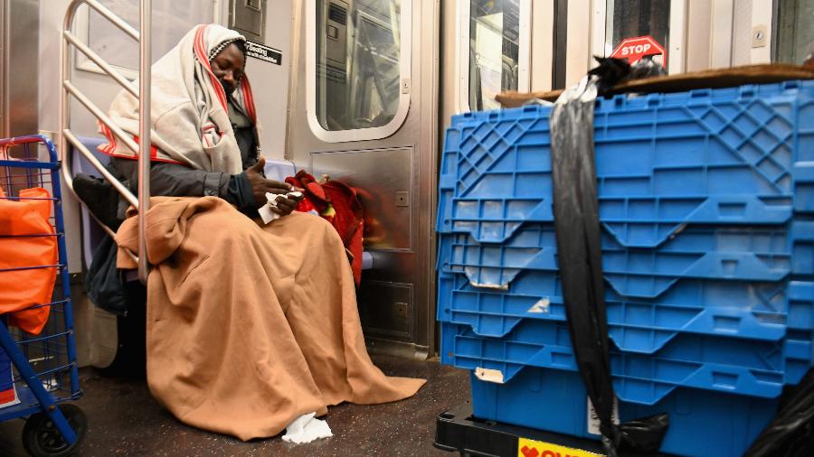 Pessoas em situação de rua dormem no metrô de Nova York - Angela Weiss/AFP
