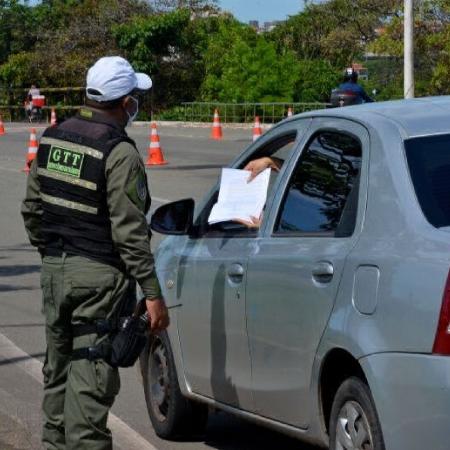 Morador de São Luís-MA apresenta permissão para circular de automóvel durante lockdown por causa da covid-19 - Biné Morais/Agência São Luís