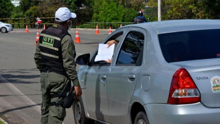 Morador de São Luís-MA apresenta permissão para circular de automóvel durante lockdown por causa da covid-19 - Biné Morais/Agência São Luís
