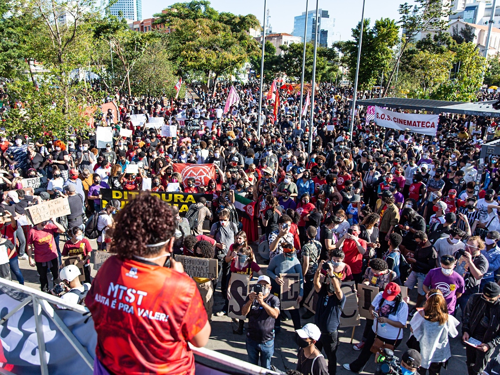 Em dia de atos pró e contra Bolsonaro, oposição ao governo é mais numerosa