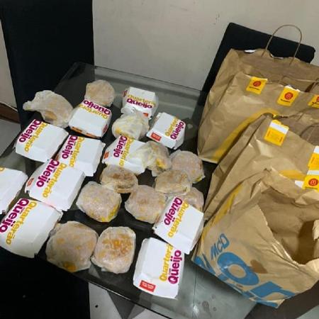 Érica Batista publicou foto com os hambúrgueres comprados pelo filho no iFood - Reprodução/Facebook