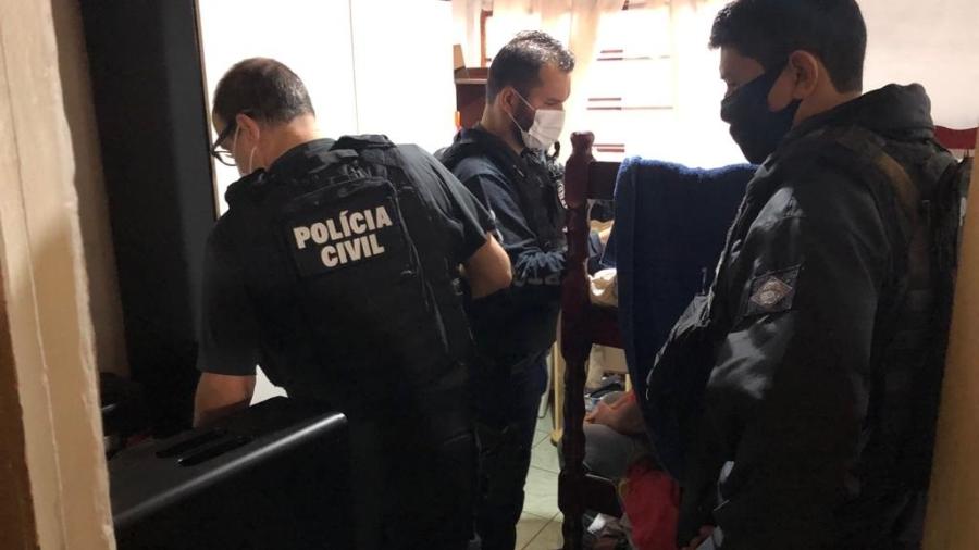 Agentes da Polícia Civil cumprem mandados de busca e apreensão contra suspeitos de pornografia infantil - Divulgação Polícia Civil do Paraná