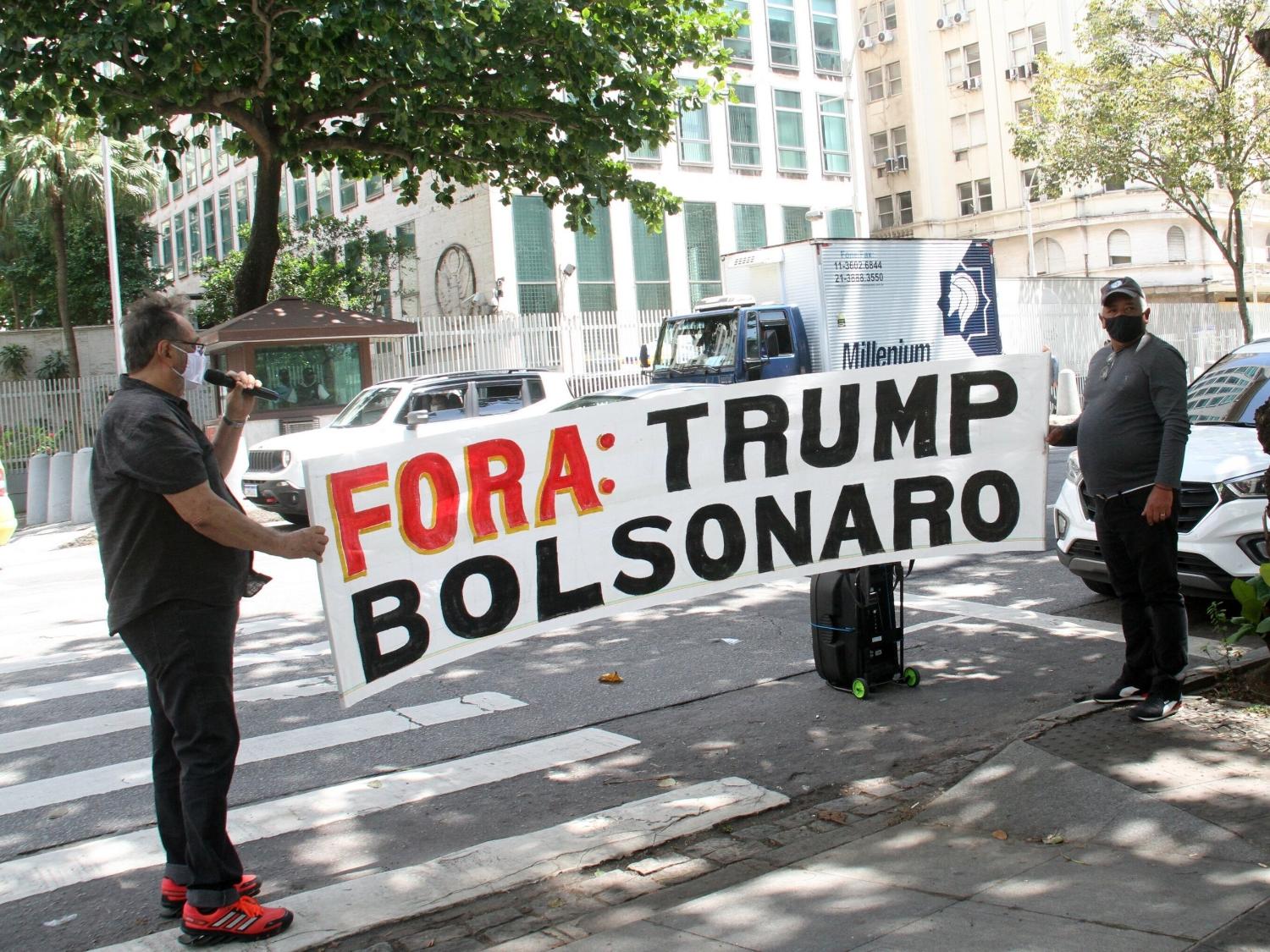 03 nov. 2020 - Manifestantes com faixa 'Fora Trump Bolsonaro' na Embaixada dos Estados Unidos no Rio de Janeiro - Onofre Veras/Photopress/Estadão Conteúdo