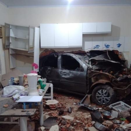Carro invadiu residência em Pitanga, no Paraná - Divulgação/PMPR