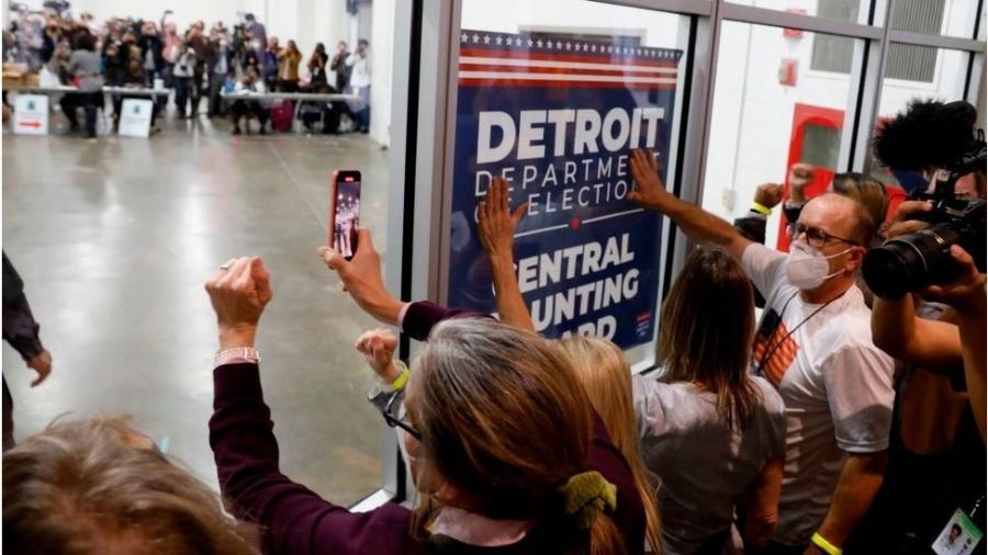 Apoiadores de Trump pressionam contagem de votos em Michigan - Getty Images