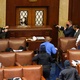 06 jan. 2021 - Policiais apontam armas para impedir que manifestantes avancem no Congresso dos Estados Unidos - Drew Angerer/Getty Images