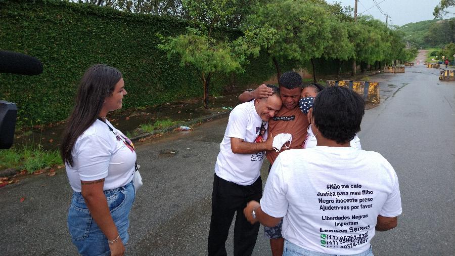 Lennon chora abraçado ao lado do pai e da mãe, observado pelas irmãs, logo após ser libertado - Marcelo Oliveira/UOL