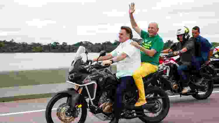 Luciano Hang, dono das lojas Havan, ganha "carona" em moto com presidente Jair Bolsonaro - Reprodução/Twitter - Reprodução/Twitter