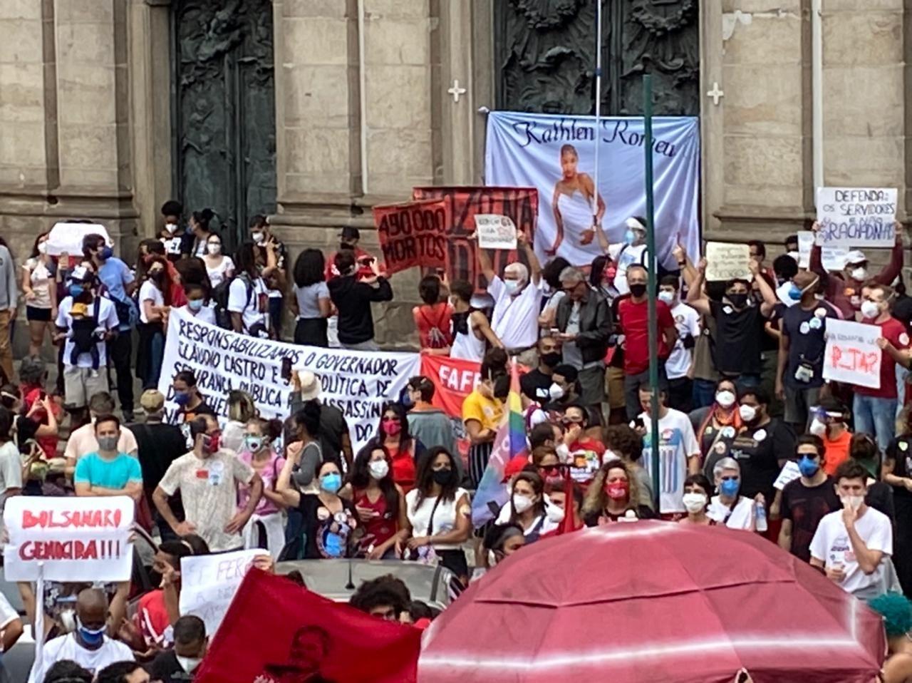 Manifestantes se mobilizam na avenida Presidente Vargas, centro do Rio, para ato contra o presidente Jair Bolsonaro - Herculano Barreto Filho/UOL