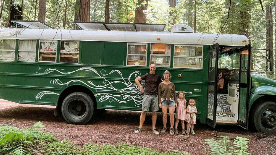 Família transformou ônibus escolar em motorhome moderno para viajar pelo mundo - Reprodução/Instagram