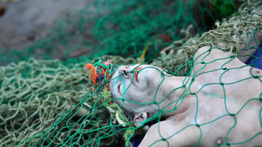 Ativista da Ocean Rebellion protesta contra a pesca de arrasto antes da COP26 em Glasgow, Escócia - Dylan Martinez/Reuters