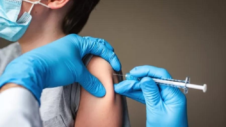 Criança recebe a vacina contra a covid-19 - Getty Images