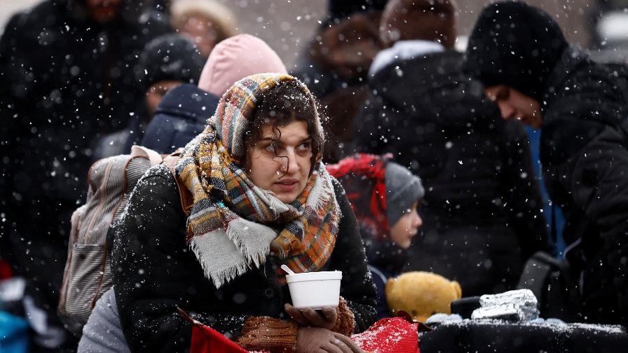 Refugiado da invasão russa durante uma nevasca