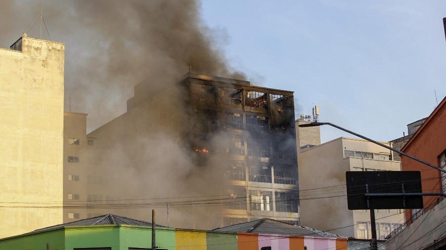 Incêndio atingiu edificação comercial na região da 25 de março, em São Paulo - WAGNER VILAS/AGÊNCIA O DIA/AGÊNCIA O DIA/ESTADÃO CONTEÚDO
