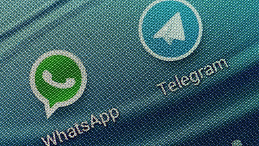 Logotipos do WhatsApp e Telegram em tela de celular - Getty Images