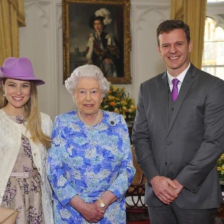 Rainha Elizabeth, Eduardo Moreira e esposa, Juliana Baroni (à esquerda) - Divulgação - Divulgação