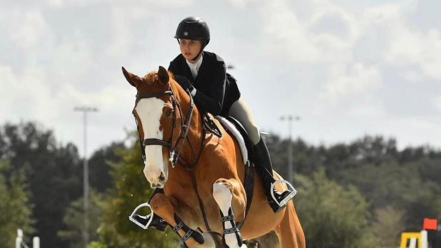 Hannah participava de aula quando animal caiu sobre ela; ela chegou a ser socorrida, mas morreu - South Florida Reining Horse Assoc (SFRHA)/Facebook