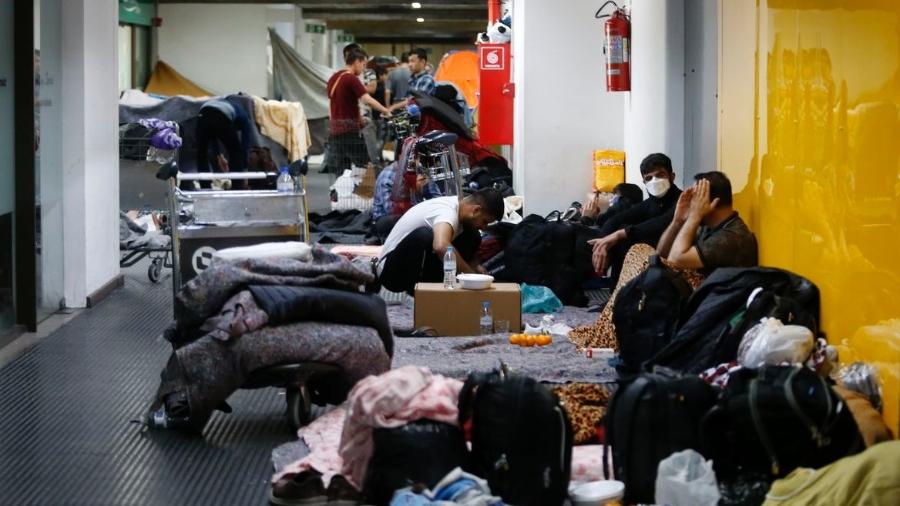 Afegãos acampados no aeroporto de Guarulhos (SP) - Paulo Pinto/ Agência Brasil