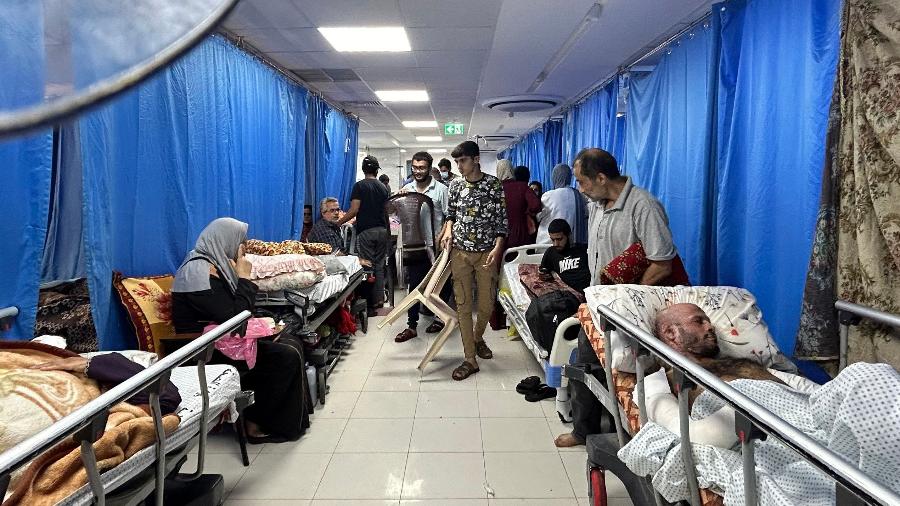 Pacientes e pessoas desalojadas no hospital Al-Shifa, na Cidade de Gaza, que está sendo bombardeado por Israel