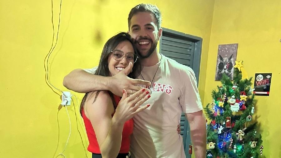 Jenifer Caruso e Israel Andrade ficaram noivos com pedido inusitado