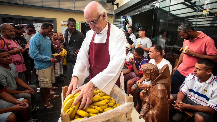 Padre Julio Lancellotti distribuindo café da manhã para moradores de rua