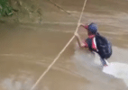 Chuva destrói ponte e morador usa corda para cruzar rio no litoral de SP - Reprodução/X/@Marcia_Jacob