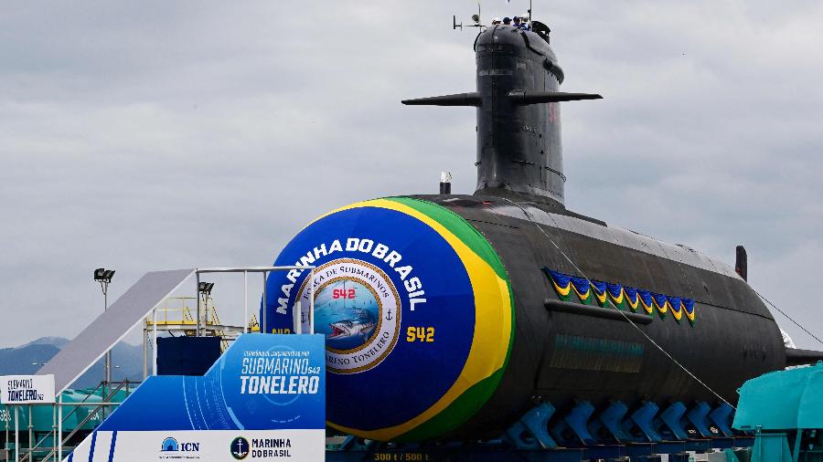 Vista do submarino Tonelero durante seu lançamento na base naval de Itaguaí (RJ)