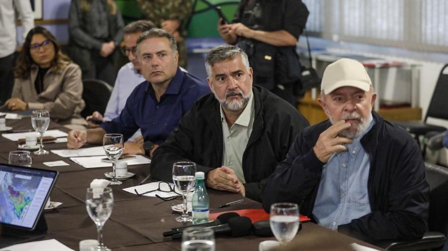 Lula ao lado dos ministros Paulo Pimenta e Renan Filho em reunião em Santa Maria (RS) nesta quinta-feira