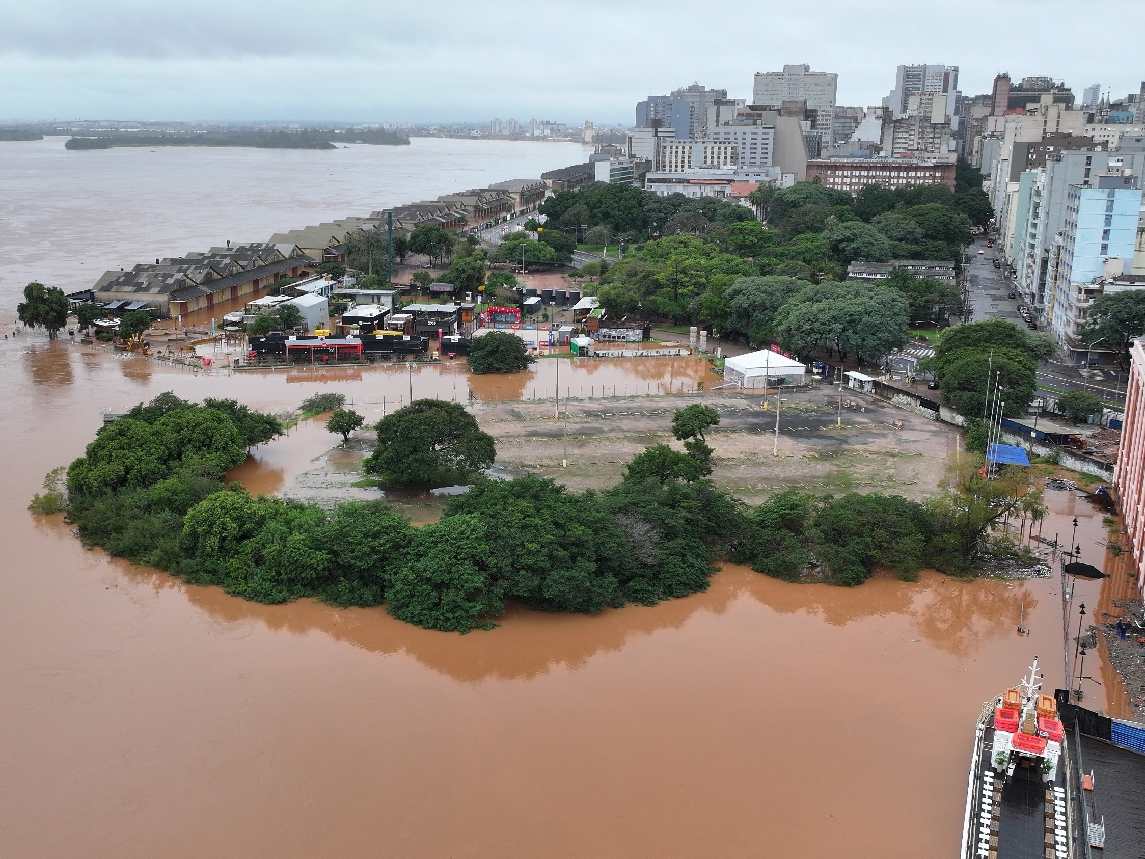 Defesa Civil recomenda evacuação de parte do centro de Porto Alegre