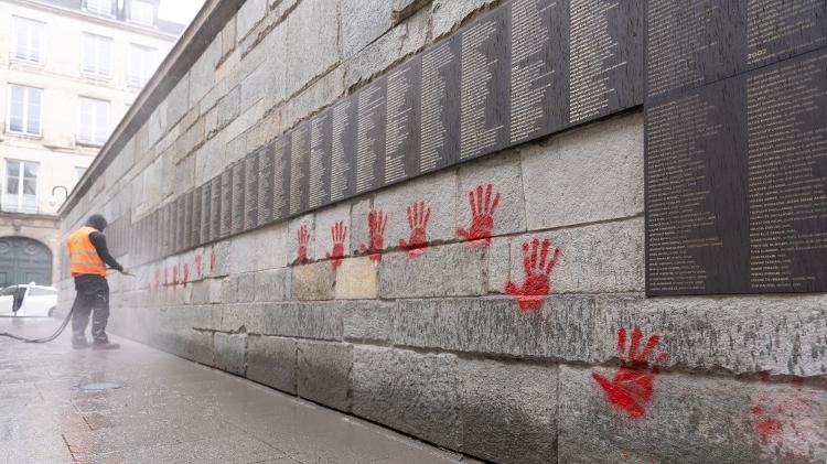 "Muro dos Justos" no memorial da Shoah, em Paris, amanheceu com grafites de mãos vermelhas em protesto a reunião com o presidente do Conselho Representativo das Instituições Judaicas Francesas