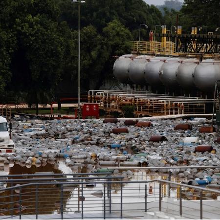 Botijões de gás flutuam em enchente em Canoas (RS)  - Adriano Machado - 16.mai.24/Reuters