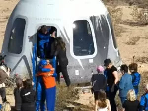 Com 6 turistas, 1º voo tripulado da Blue Origin vai ao espaço após 2 anos