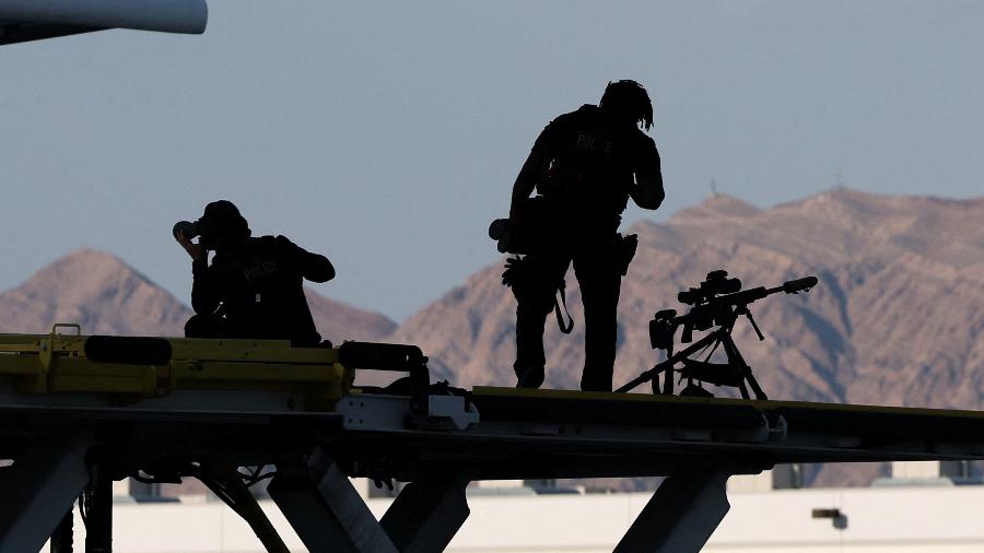 Membros da equipe do Serviço Secreto dos EUA montam guarda perto do Aeroporto Internacional Harry Reid em Las Vegas