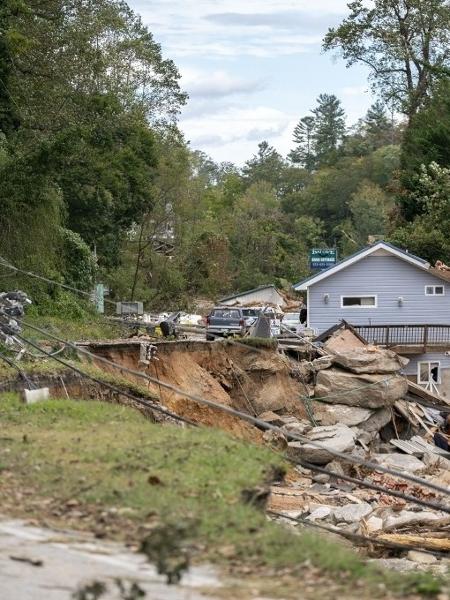 Casas e prédios destruídos ao longo do Rio Broad após o furacão Helene em 1º de outubro de 2024 em Bat Cave, Carolina do Norte